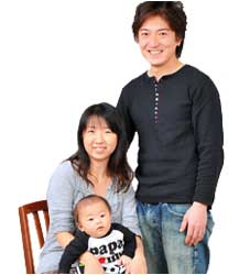 大田区蒲田のスタジオビジュアルテック店舗内で撮影した家族記念写真。